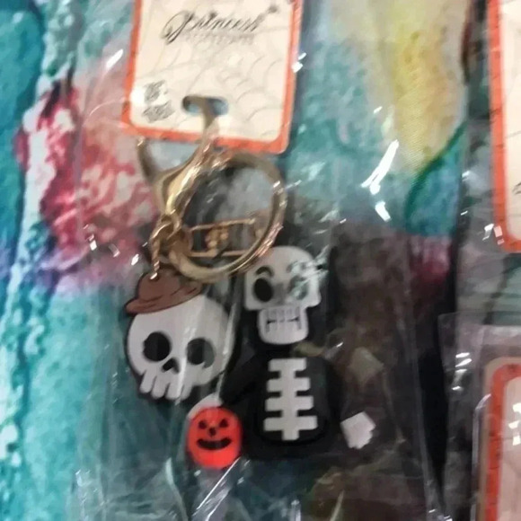 Halloween earring lot of 3‎ sets and a keychain/ clip - Picture 5 of 5